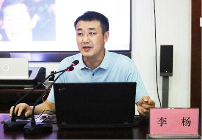 黨委委員、紀委書記、工會主席李楊對新員工進行廉潔從業教育